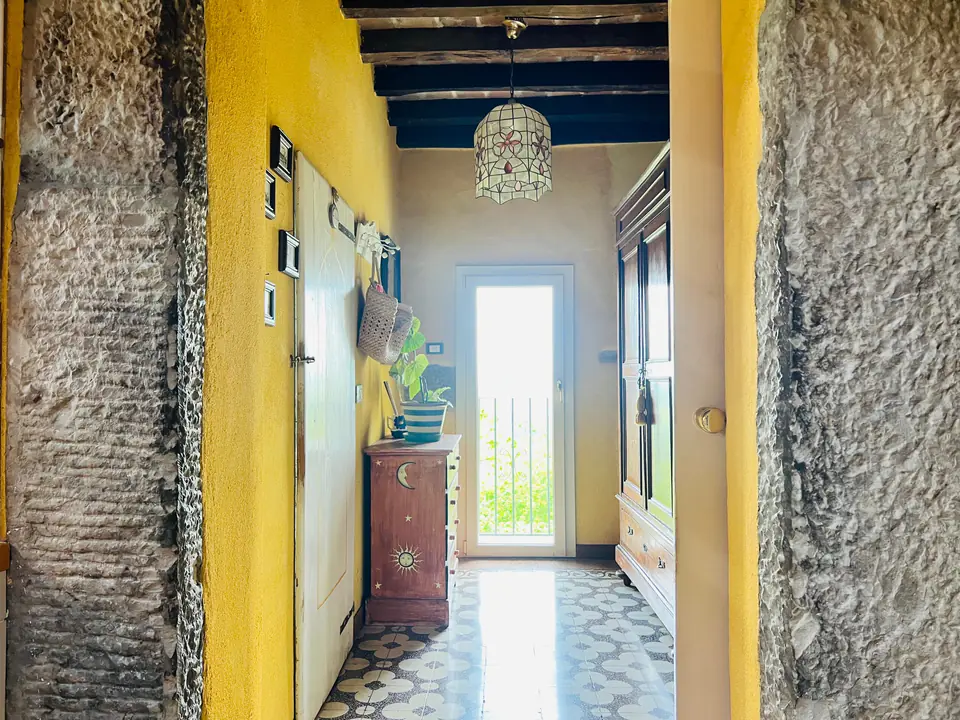 Corridoio con antibagno e balconcino affacciato sul verde a Casa Vedetta