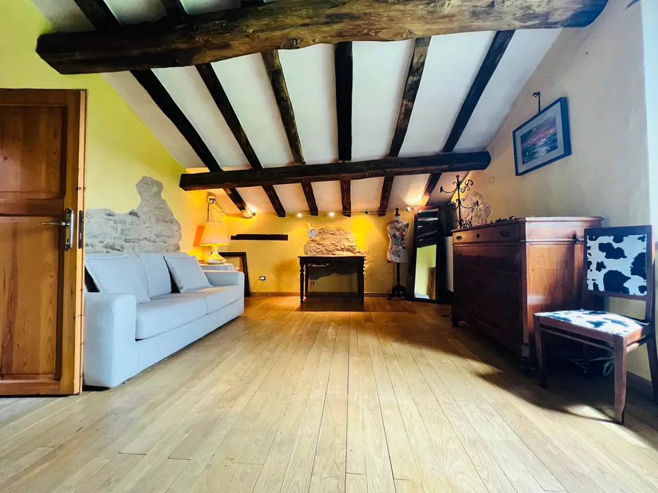 Anticamera luminosa con divano letto e pavimento in legno a Casa Vedetta