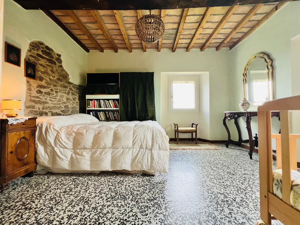 Anticamera con letto singolo, libreria e travi a vista a Casa Vedetta