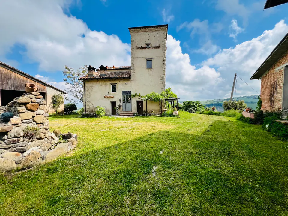 Il rustico di Casa Vedetta e il prato che lo circonda, sulle colline di Montecorone