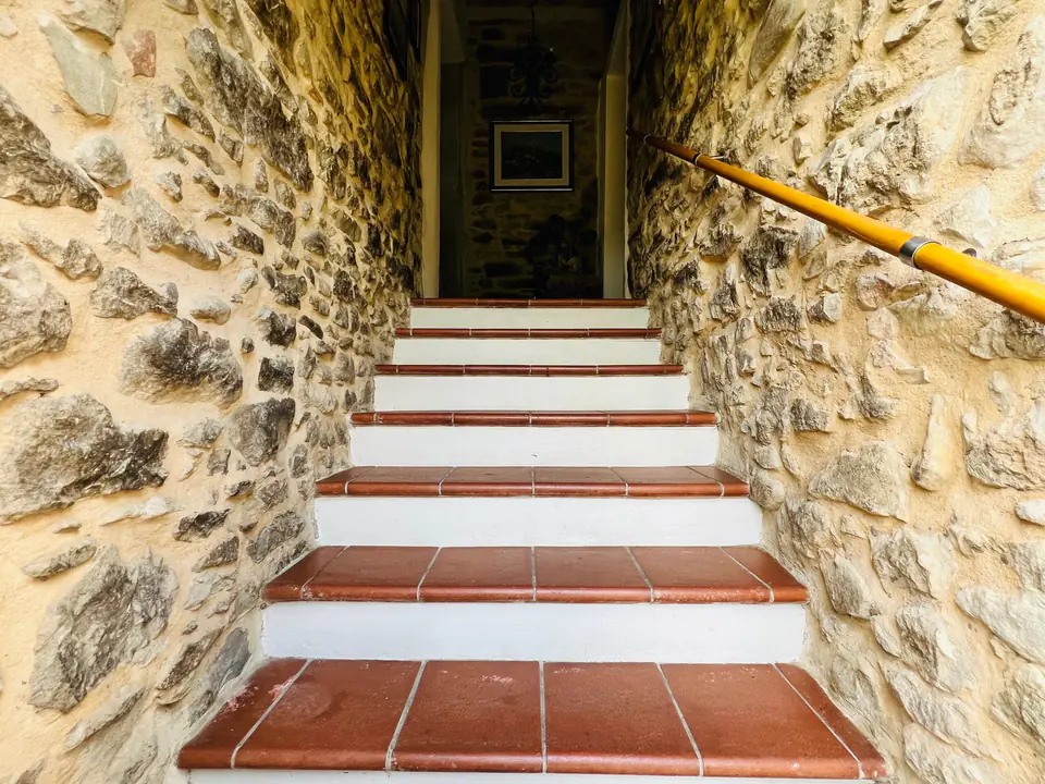 Scala in pietra e cotto che sale verso l’ingresso di Casa Vedetta